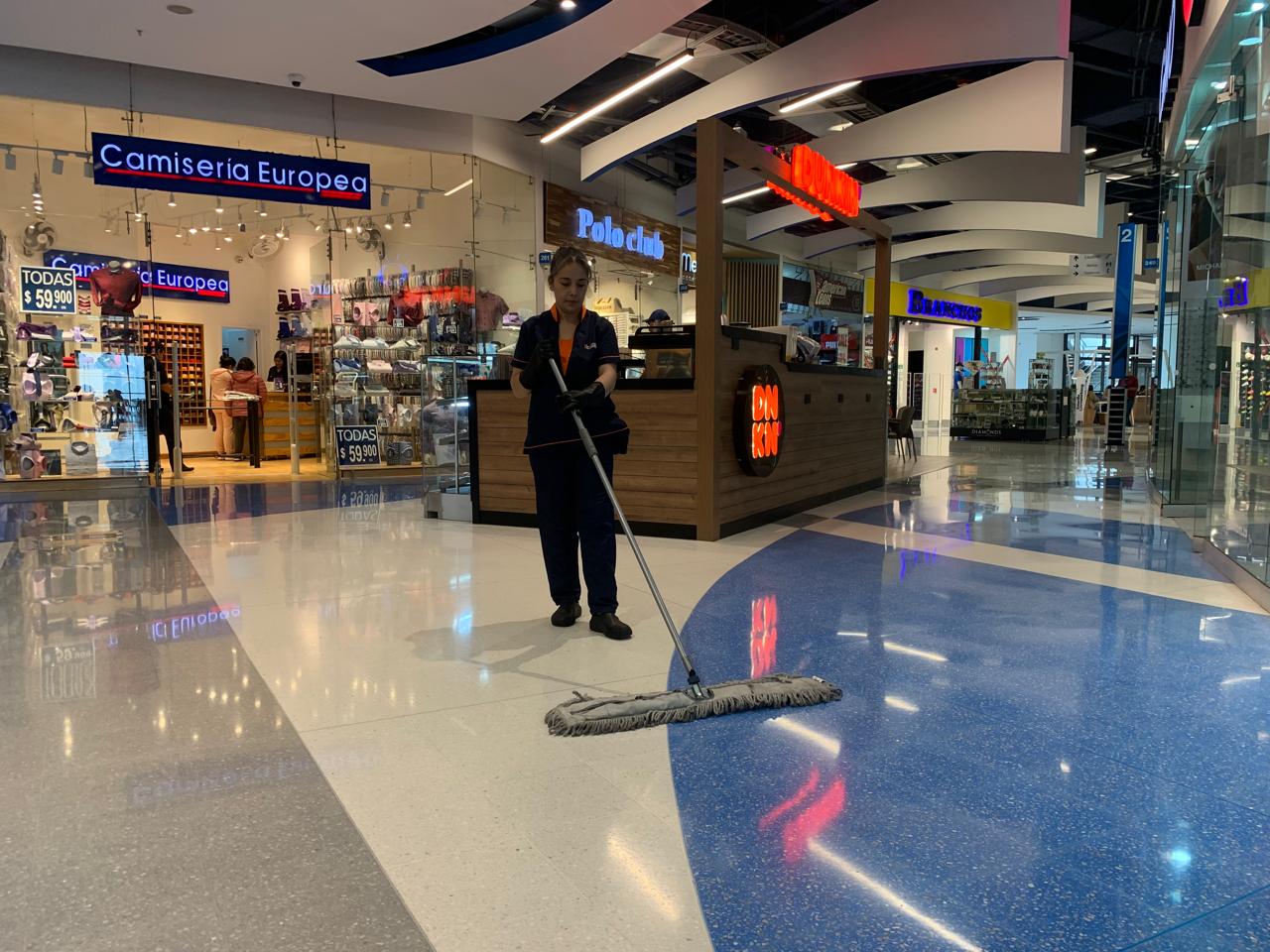 Mujer haciendo limpieza de centros comerciales