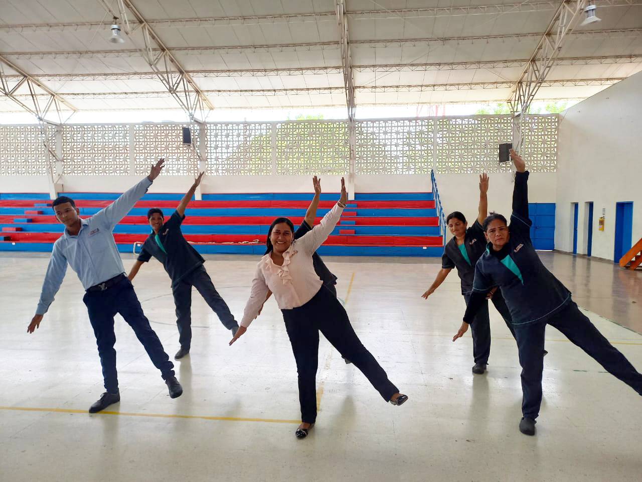 Grupo de empleados de Induaseo Colombia cruzando los brazos.
