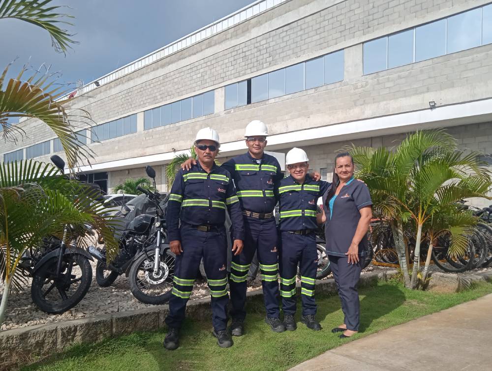 Personal de Induaseo haciendo servicio de aseo para edificios