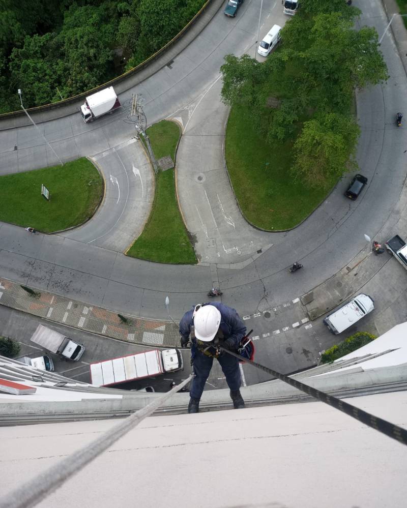 Limpieza de fachadas, hobre limpiando los ventanales de un edificio