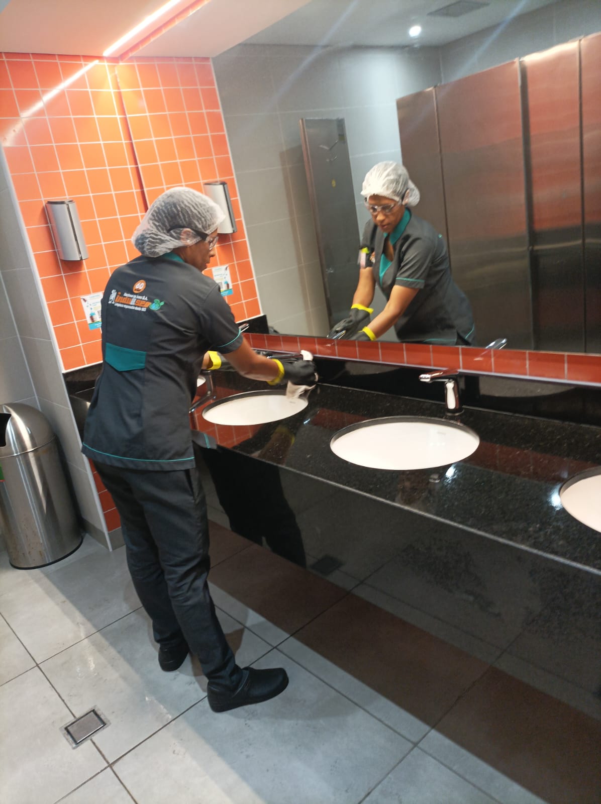 Aseo en baño corporativo por empleado de Induaseo