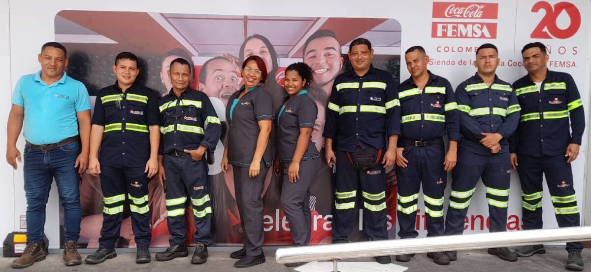 Equipo de trabajo de empresa de aseo Induaseo que hace limpieza de bodegas