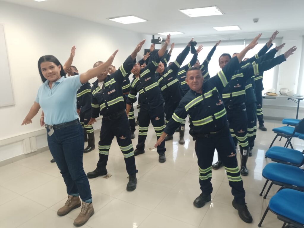 Equipo de trabajo de induaseo en sesion de bienestar en el trabajo