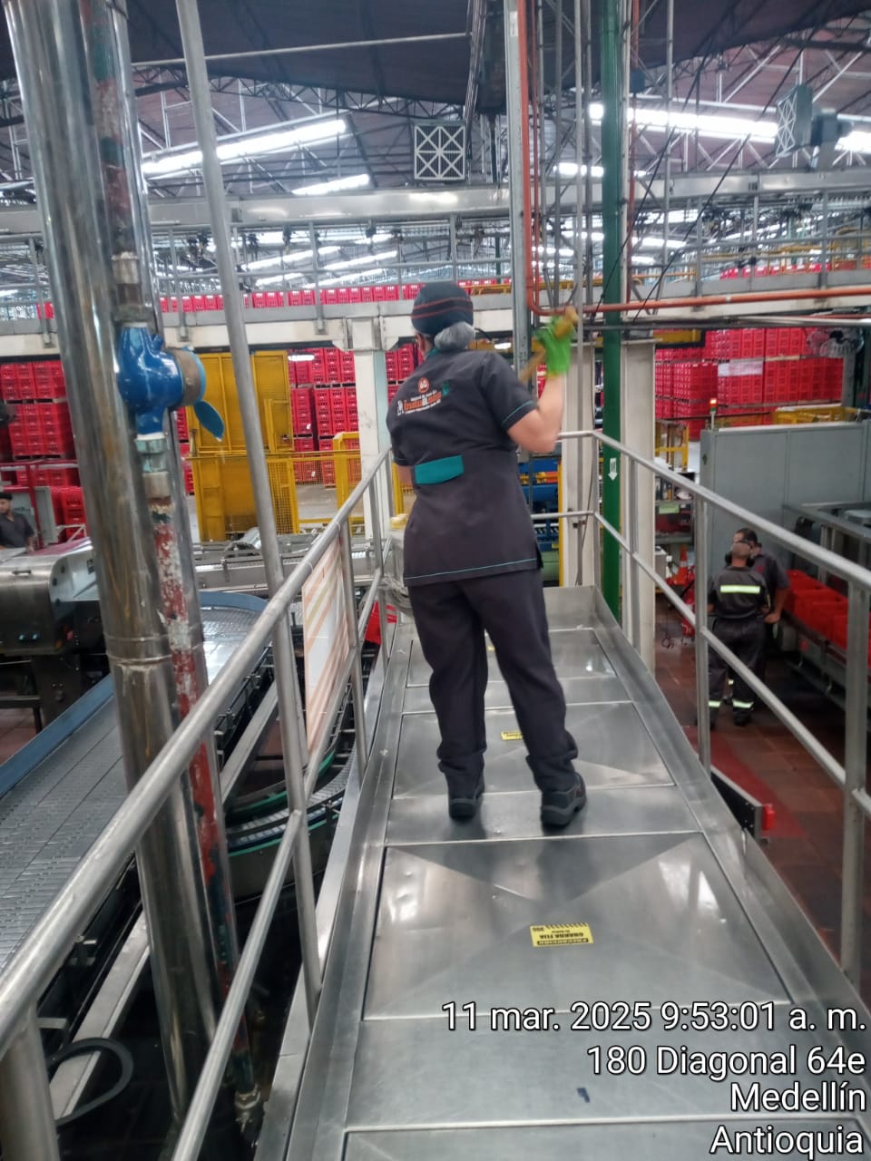 Mujer realizando aseo en grandes superficies